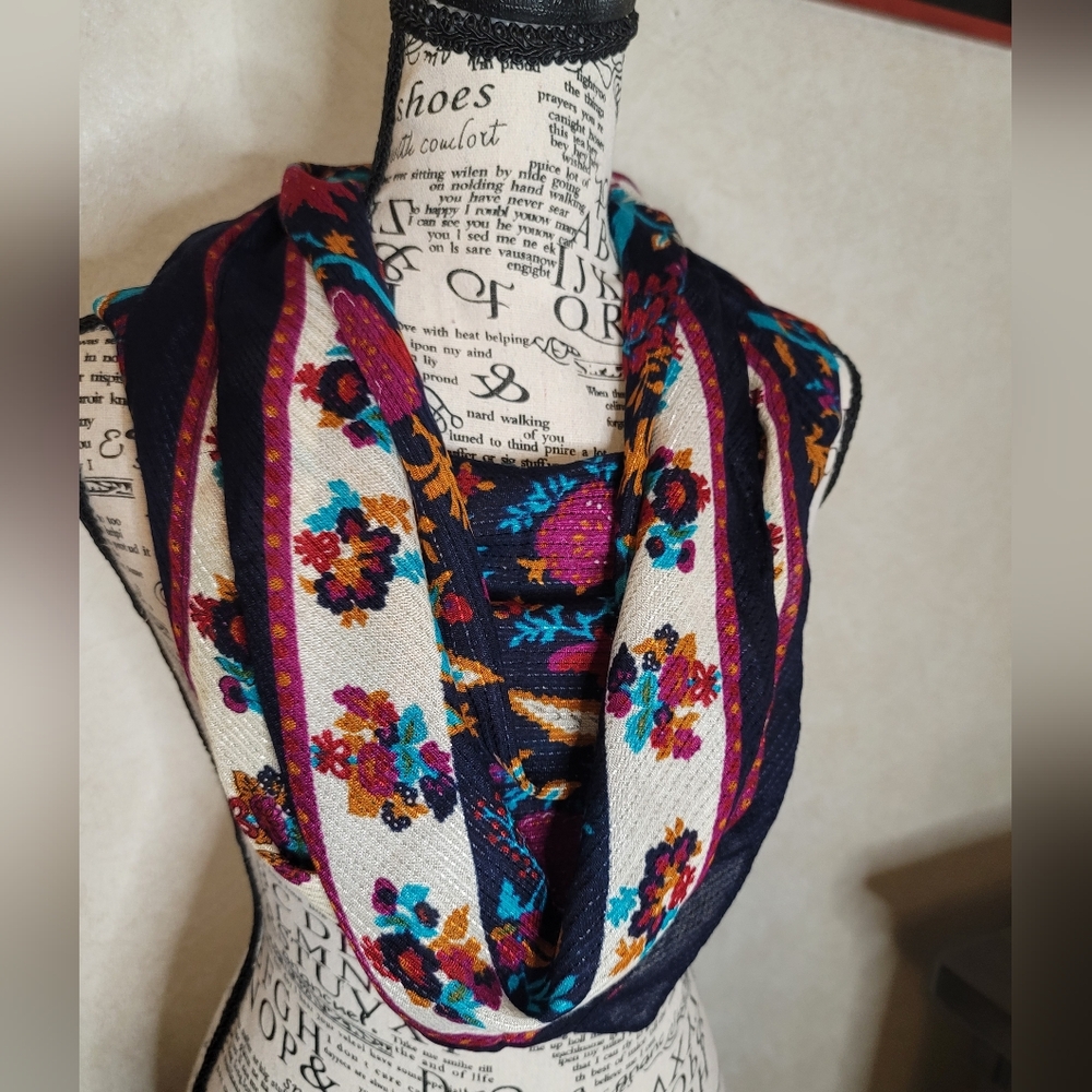 VTG Symphony Scarfs Italy 100% Rayon Square Scarf Floral Paisley 30x29.5"